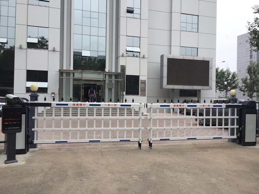 人民檢察院+車牌識(shí)別+道閘